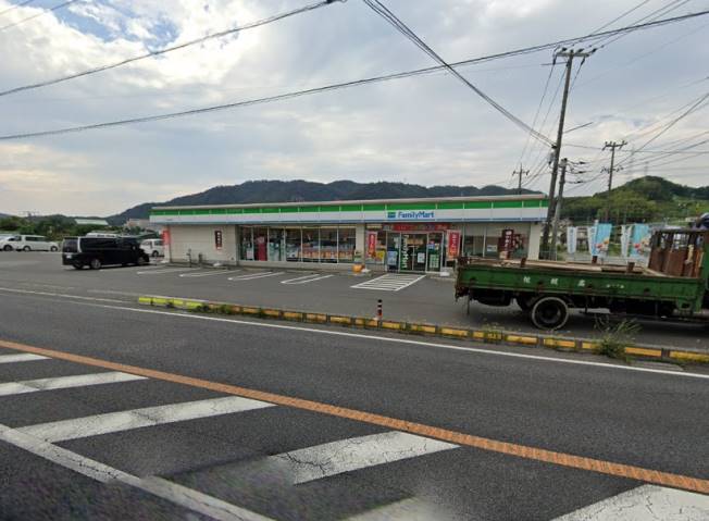 コンビニ　ファミリーマート（コンビニ）まで1354m