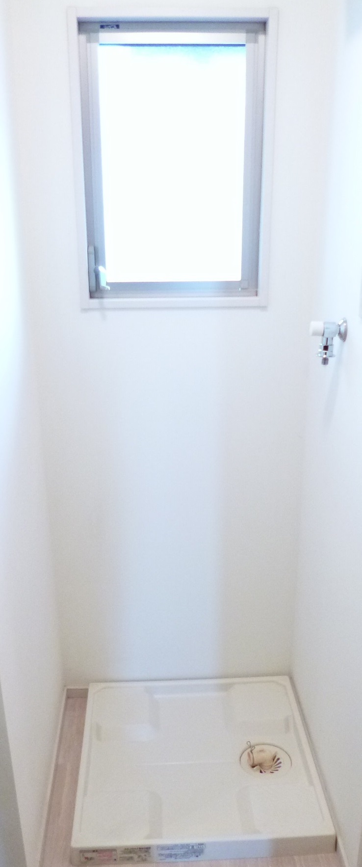 洗面設備　窓がある明るい洗濯機置き場