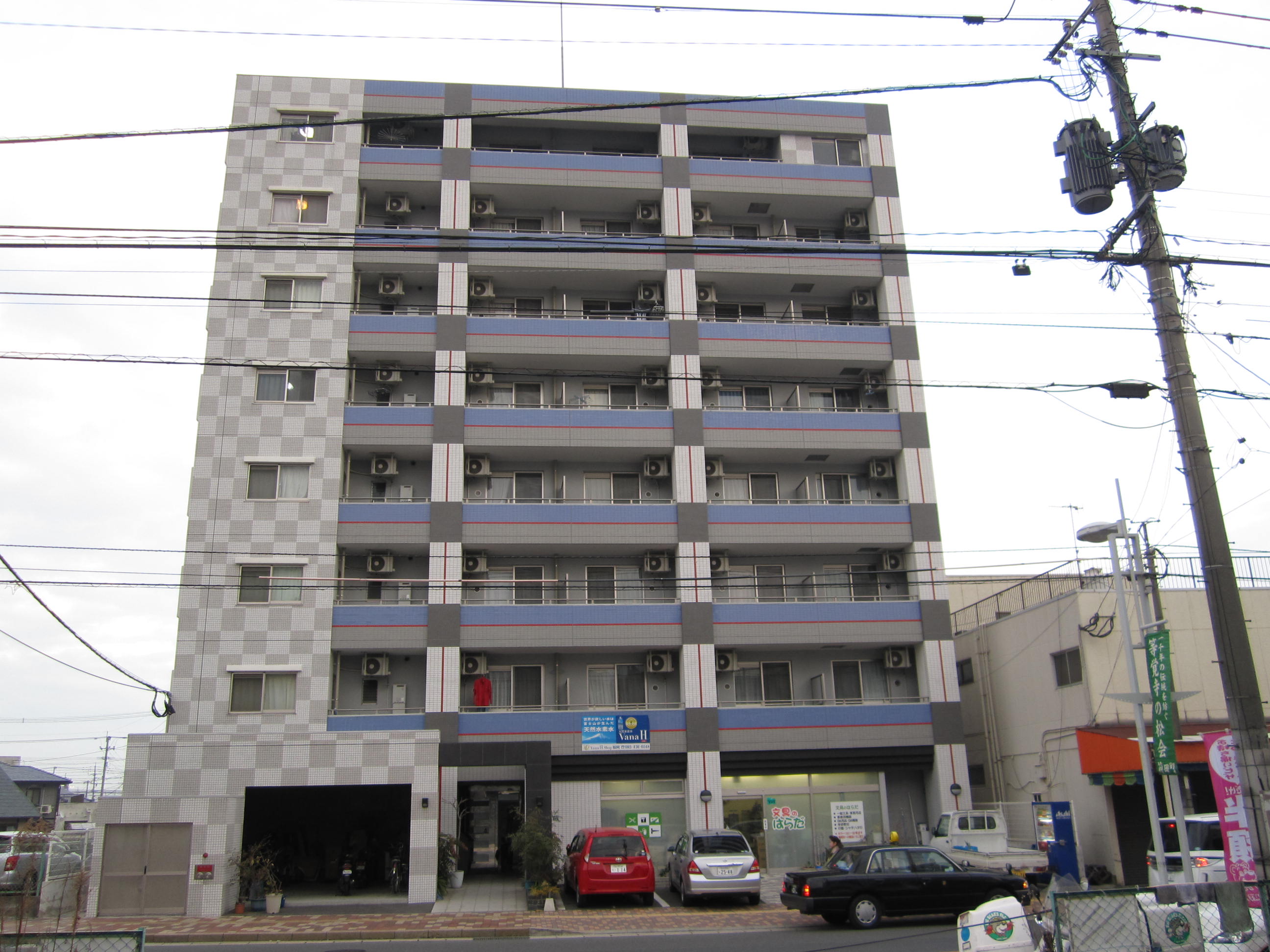 建物外観　スタイリッシュなタイル貼りの外観♪