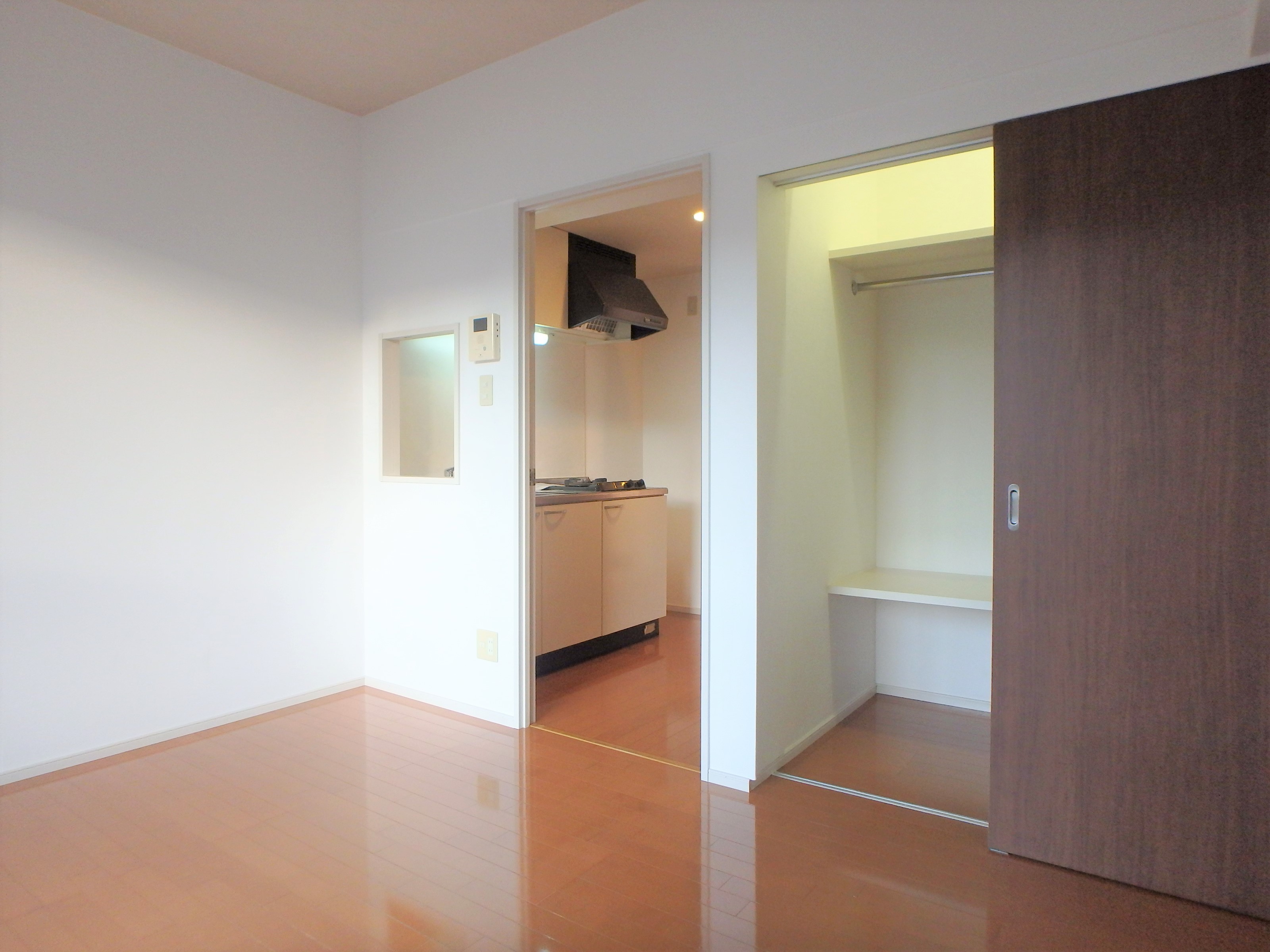 居室・リビング　ブラウンを基調とした落ち着いた室内