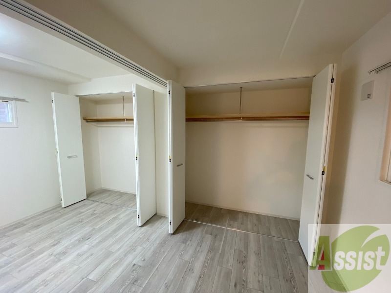 収納　こちらの収納にはハンガーをかけて服もしまえますね。