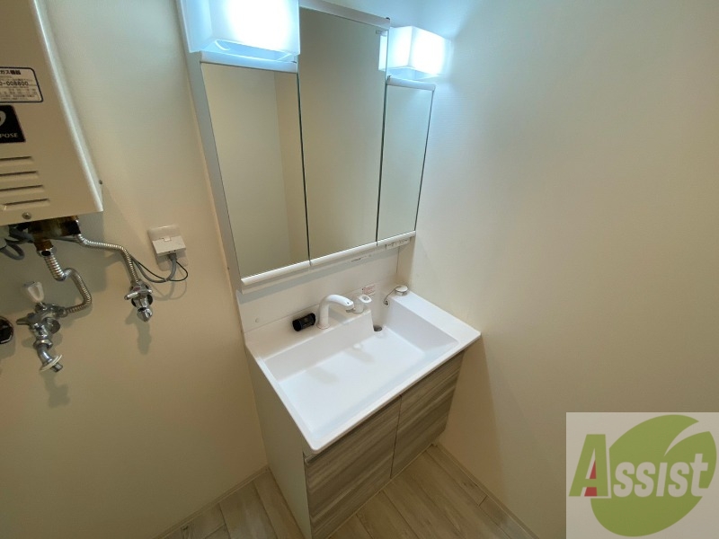 洗面設備　シャンプードレッサー。身支度はここでばっちりですね。