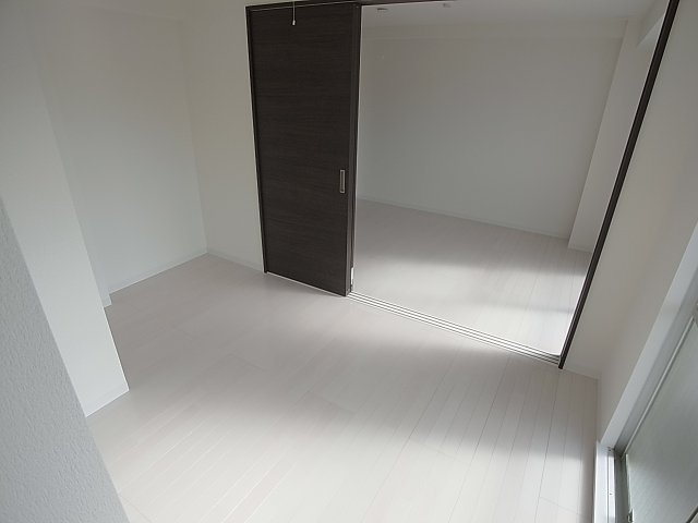 居室・リビング　広々とした9.7帖の洋室は家具の配置ラクラクです