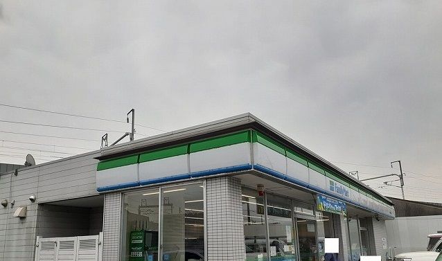 コンビニ　ファミリーマート様（コンビニ）まで1100m
