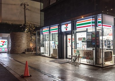 コンビニ　セブンイレブン新大阪ブリックビル店（コンビニ）まで382m