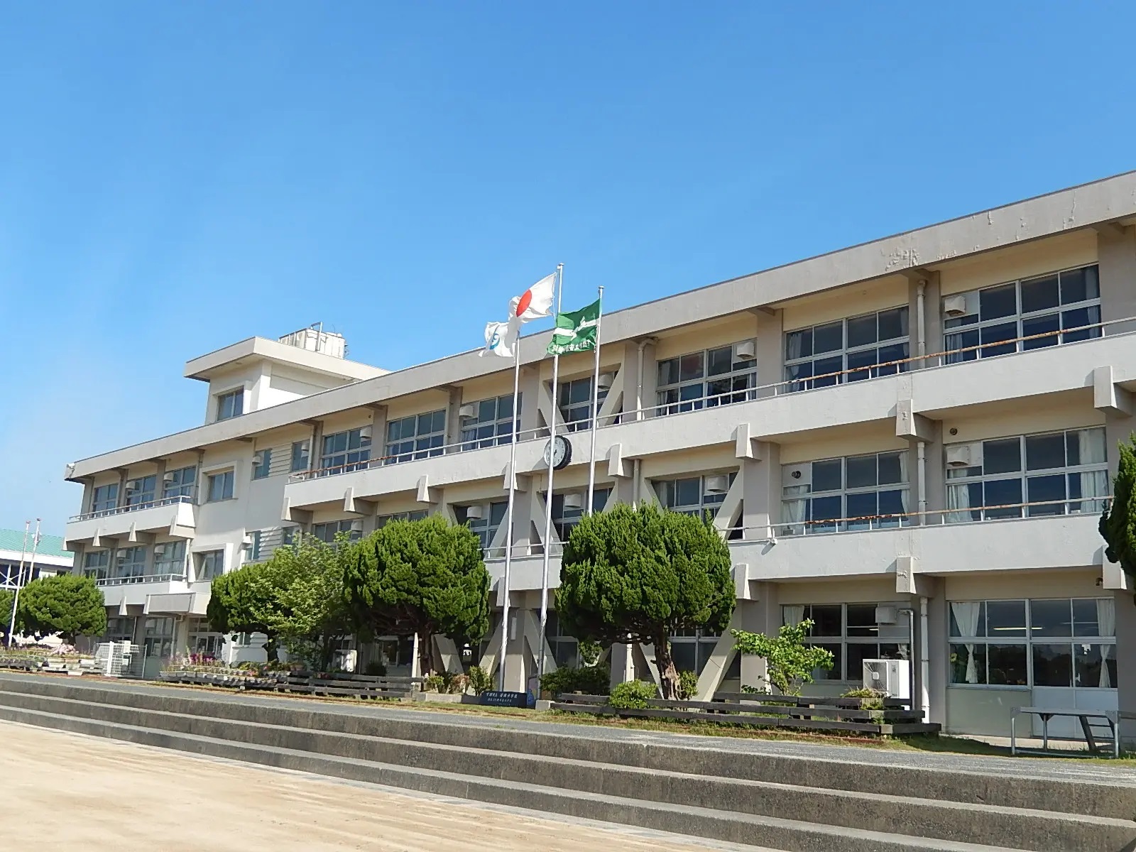 中学校　下関市立安岡中学校（中学校）まで964m