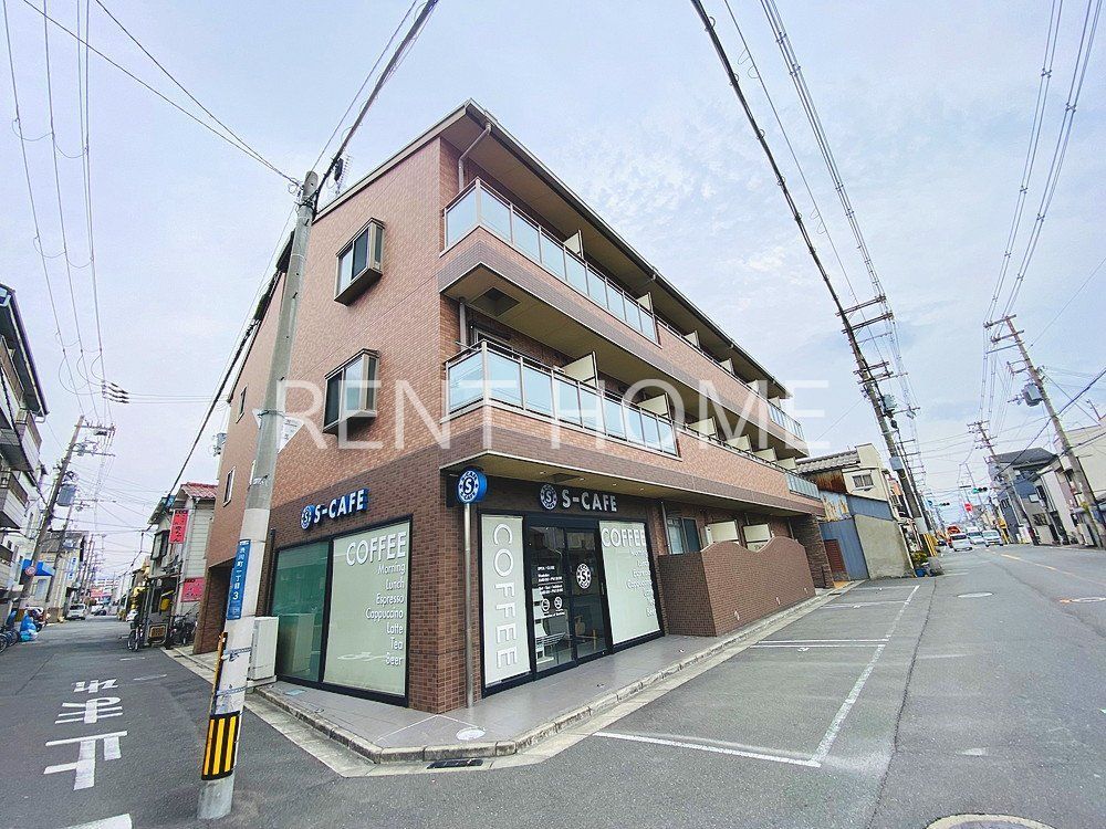 建物外観　鉄骨造３階建て