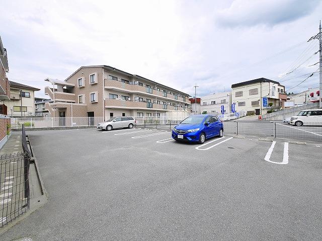 駐車場　駐車場があるので、車を買う予定の方も安心です