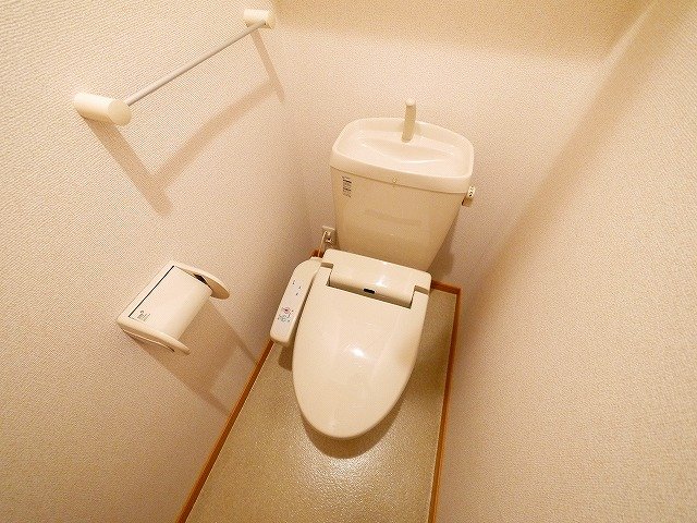 トイレ　落ち着いた色調のトイレです
