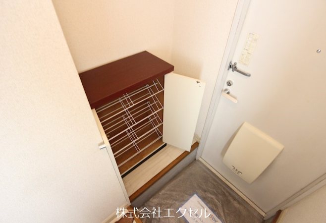 玄関　玄関収納完備です。