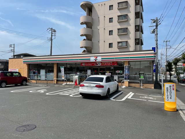 コンビニ　セブンイレブン（コンビニ）まで300m