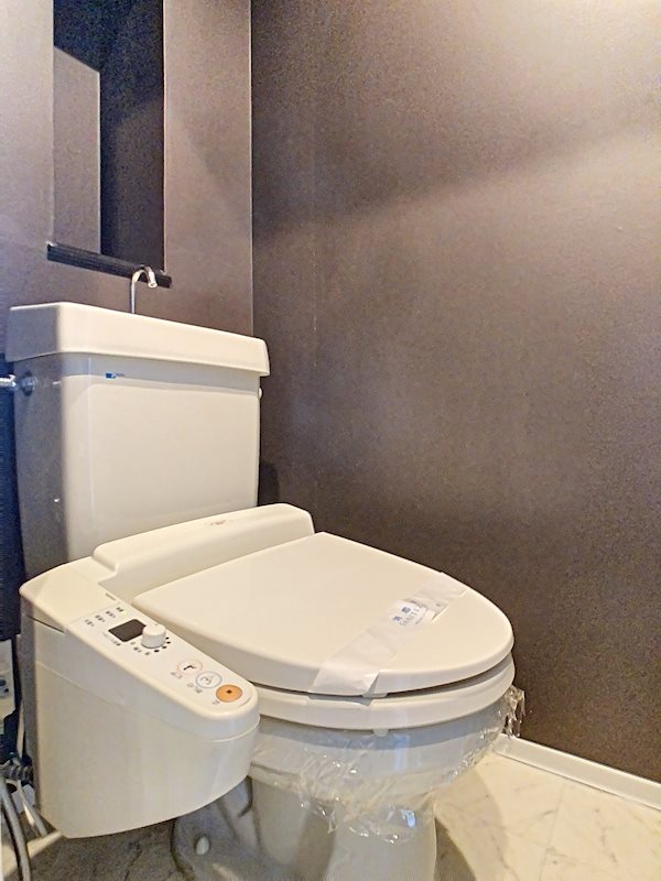 トイレ　落ち着いたカラーのクロス