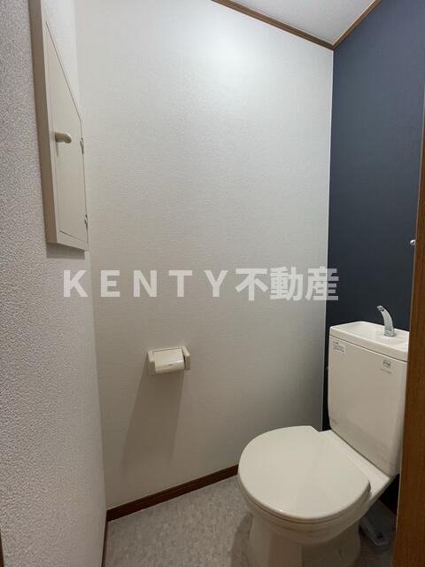 トイレ　落ち着いた色調のトイレです