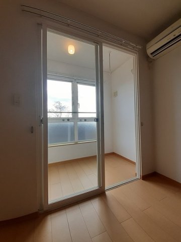 バルコニー　暖かな日差しのふりそそぐバルコニー