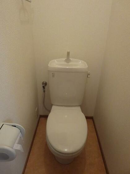 トイレ　参考画像：同建物の別のお部屋の写真です