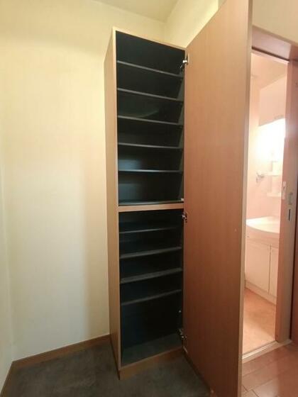 玄関　参考画像：同建物の別のお部屋の写真です