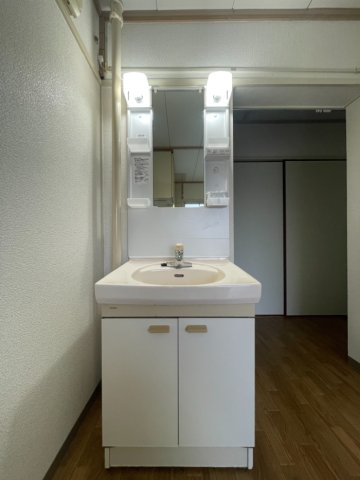 洗面設備　※反転タイプの部屋の写真です。