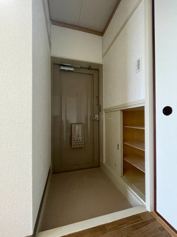 玄関　※反転タイプの部屋の写真です。