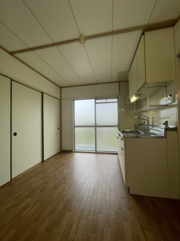 居室・リビング　※反転タイプの部屋の写真です。