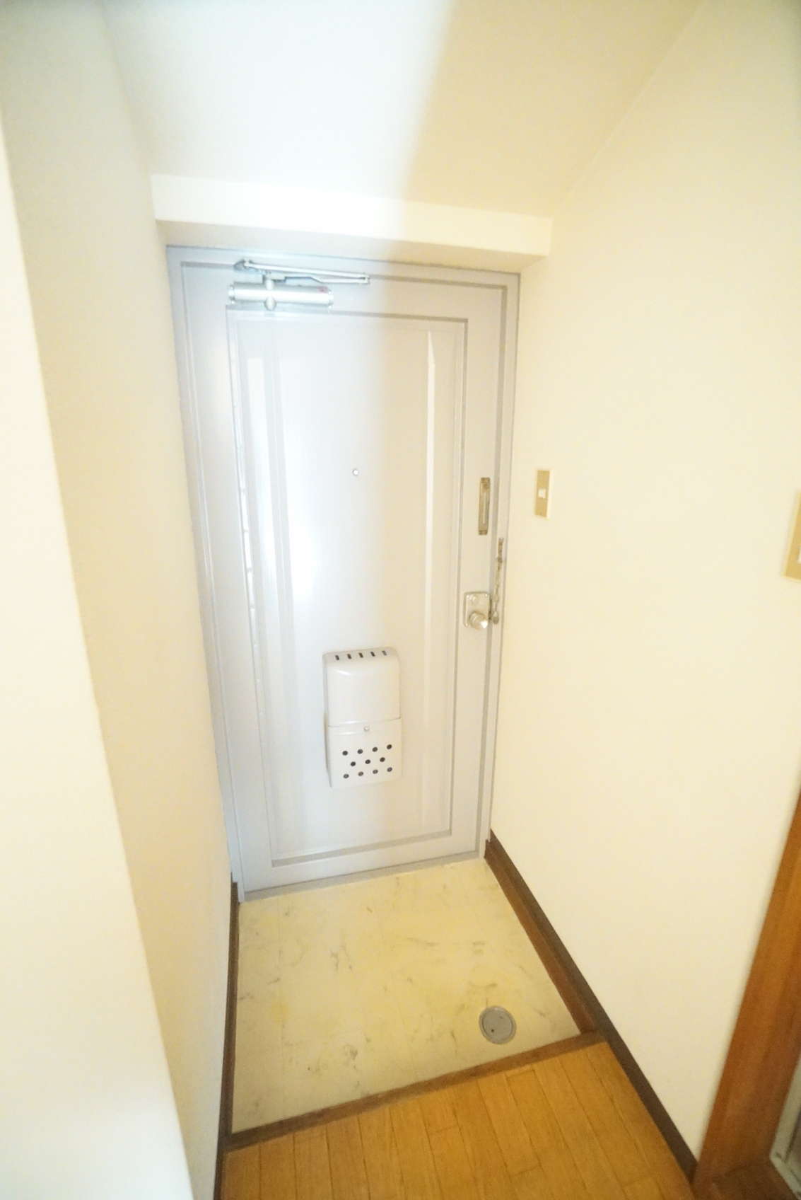 玄関　※同物件別号室の参考写真です。