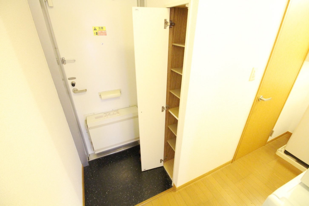 玄関　シューズＢＯＸ付きの玄関です☆