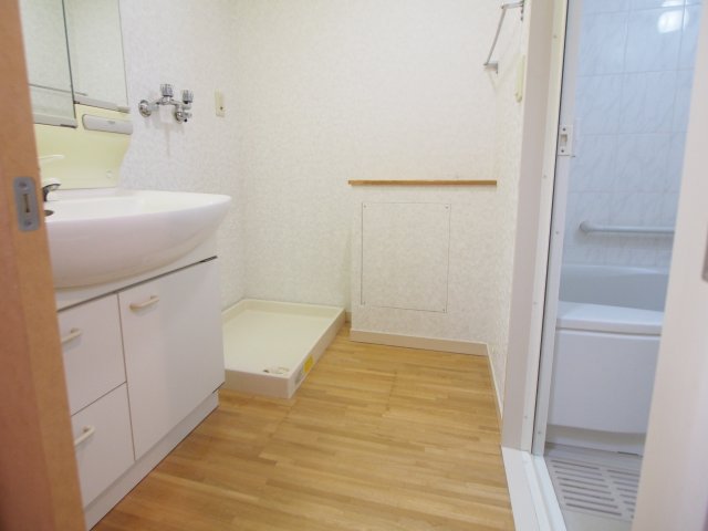 洗面設備　明るい洗面所です