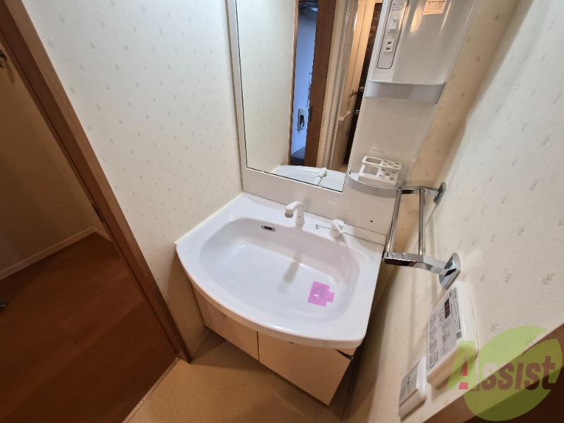 洗面設備　洗面台はシャワーノズルも付いて便利に活用できます
