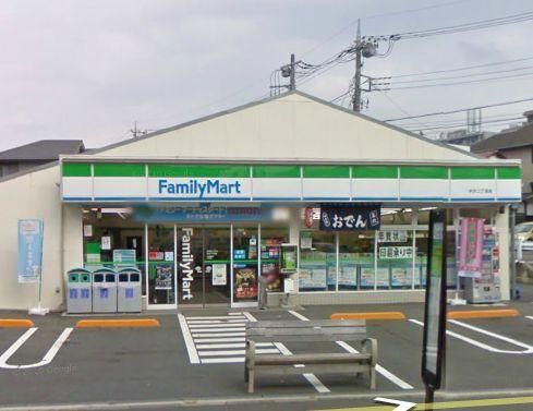 コンビニ　ファミリーマート（コンビニ）まで590m