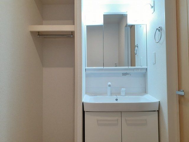 洗面設備　明るい洗面所です