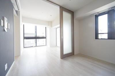 居室・リビング　採光面が多く明るいお部屋です♪