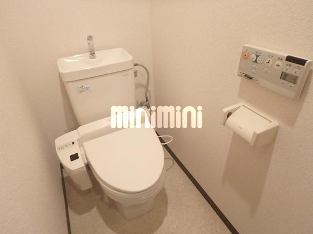 トイレ　温水洗浄機能付きのトイレです。