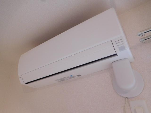 その他　真っ白エアコン冬夏の強い味方ですね