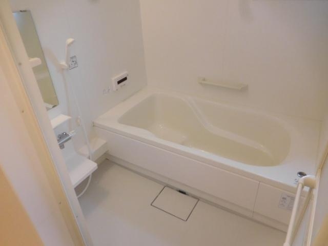 バス・シャワールーム　真っ白浴室いい湯だなー