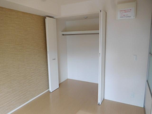 収納　アクセントクロスもお洒落ですね
