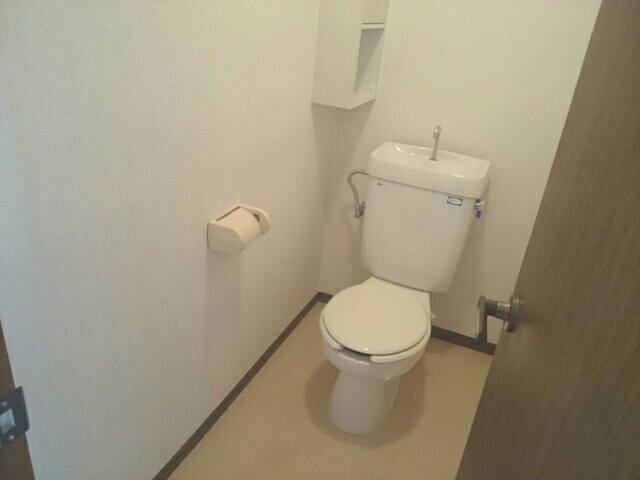 トイレ　温水洗浄便座付きのトイレです♪