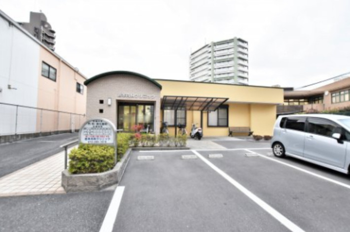 病院　岩本内科クリニック（病院）まで558m