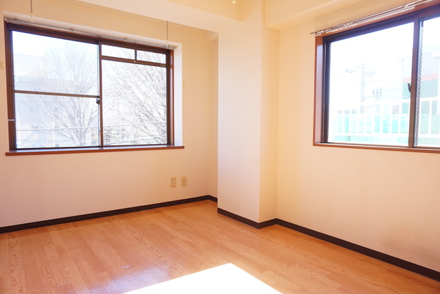 居室・リビング　２面採光なので、明るく風通しのよい過ごしやすいお部屋です♪
