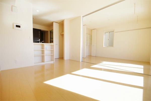 居室・リビング　スライドスクリーンで洋室をつなげることができます！