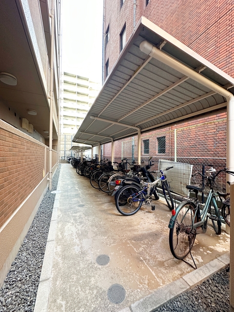 その他共有部分　屋根付き駐輪場。大事な自転車も雨でも安心♪