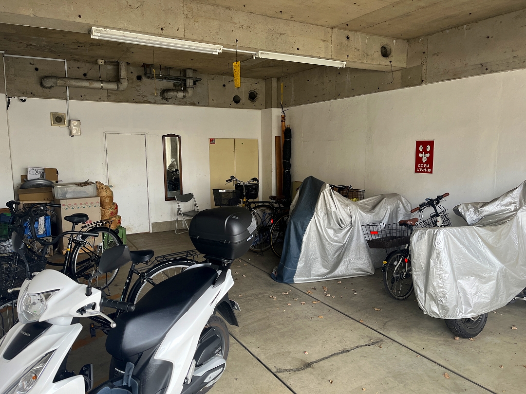 その他共有部分　屋根付きバイク置場＆駐輪場