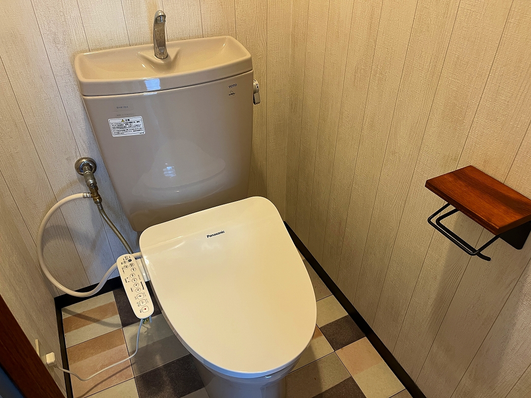 トイレ　温水暖房洗浄便座付きトイレ