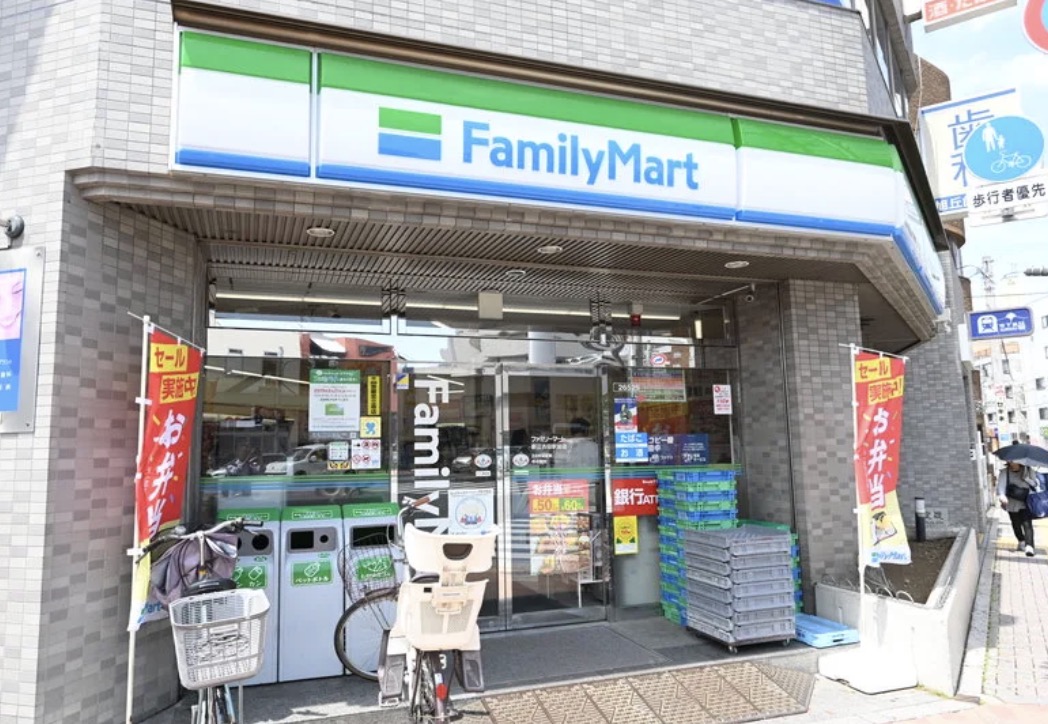 コンビニ　ファミリーマート新江古田駅前店（コンビニ）まで285m