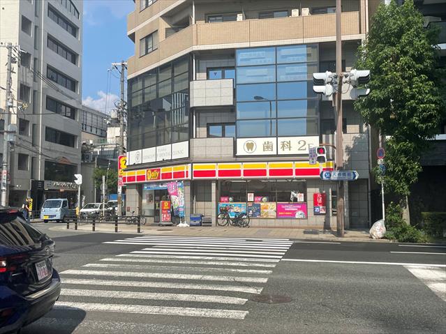 コンビニ　デイリーヤマザキ（コンビニ）まで154m