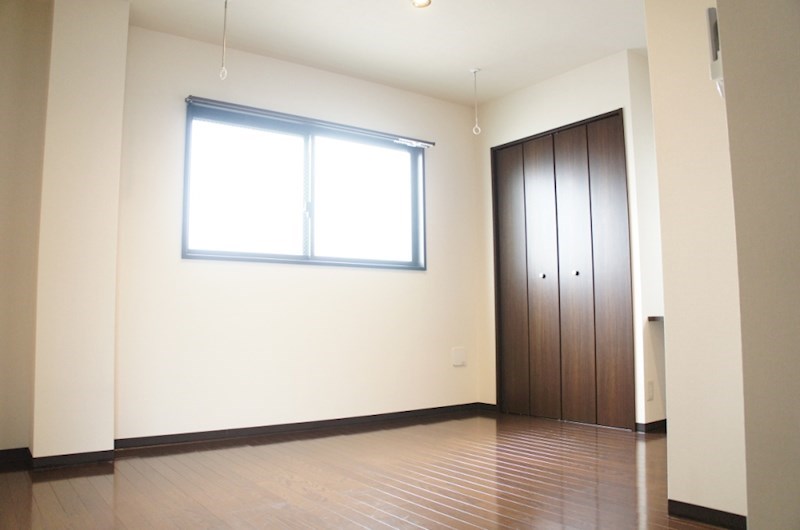居室・リビング　2面採光のお部屋です！天井にダウンライトつき