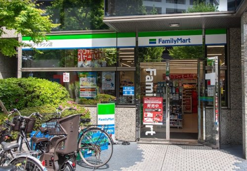 コンビニ　ファミリーマート 新宿アイタウン店（コンビニ）まで53m
