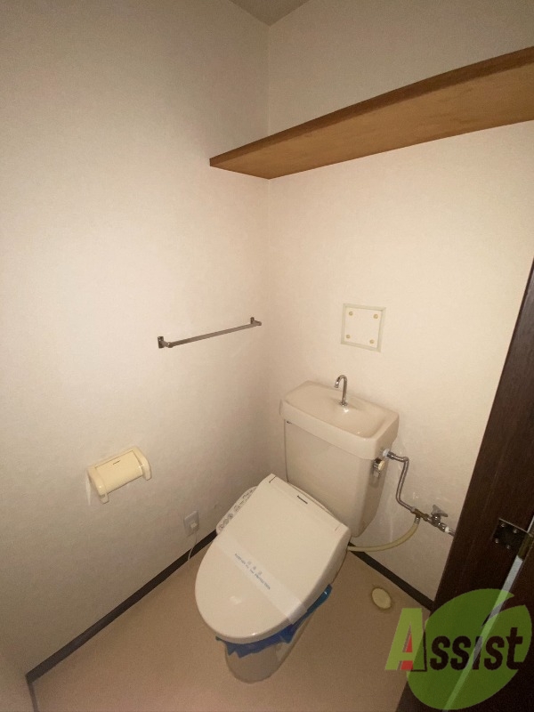 トイレ　トイレは温水洗浄便座付きで上部には収納スペースも！