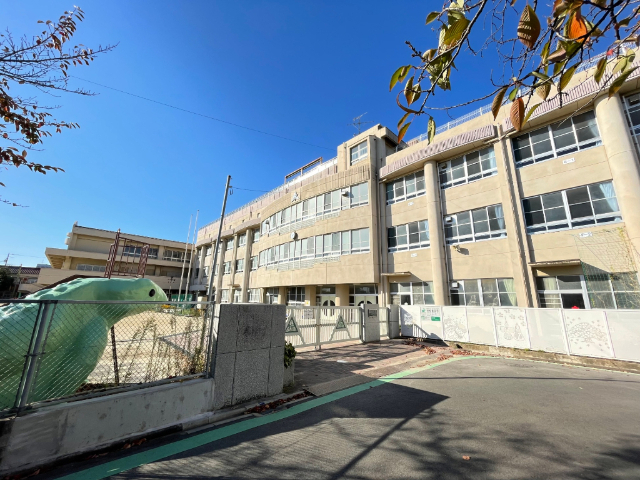 小学校　名古屋市立柳小学校（小学校）まで523m