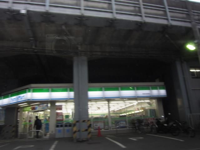 コンビニ　ファミリーマート（コンビニ）まで405m