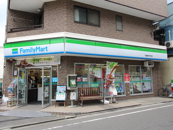 コンビニ　ファミリーマート田園調布本町店（コンビニ）まで161m