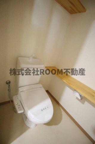 トイレ　落ち着いた色調のトイレです